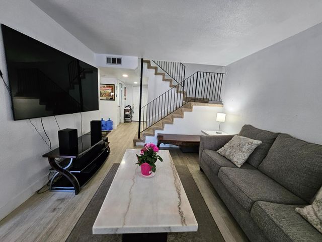 5152 Greenberry Dr, Sacramento, CA 95841