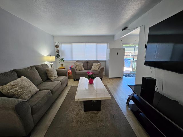 5152 Greenberry Dr, Sacramento, CA 95841