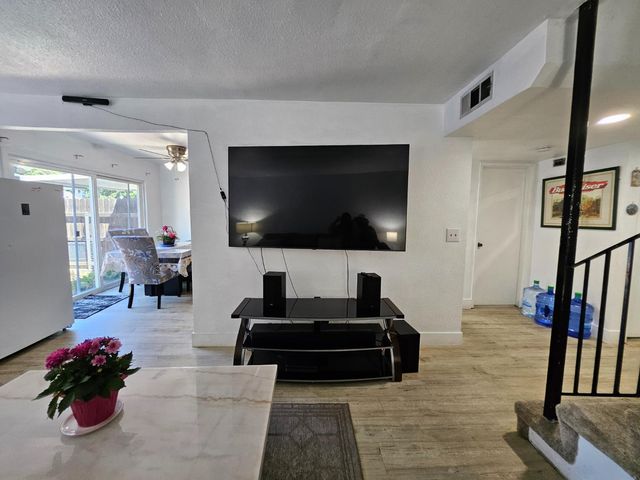 5152 Greenberry Dr, Sacramento, CA 95841