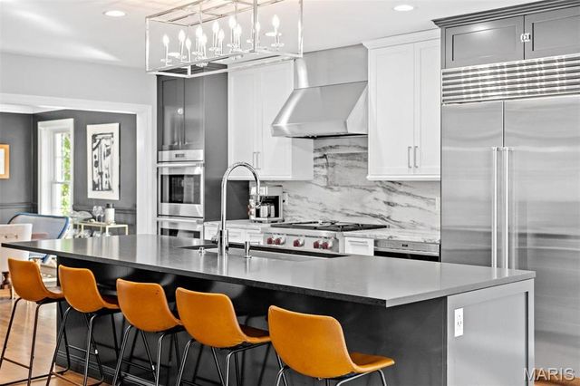 8033 Seminole Place, St Louis, MO 63105