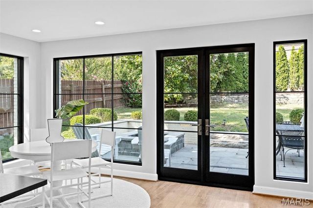 8033 Seminole Place, St Louis, MO 63105