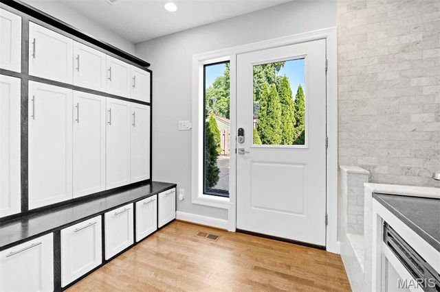 8033 Seminole Place, St Louis, MO 63105