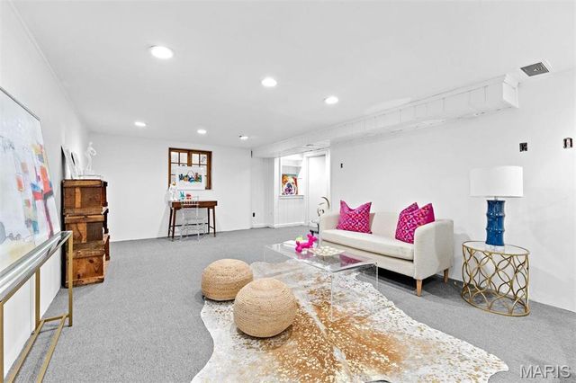 8033 Seminole Place, St Louis, MO 63105