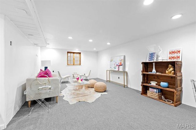 8033 Seminole Place, St Louis, MO 63105