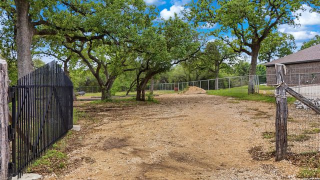 1136 Mendelin Dr, San Antonio, TX 78260