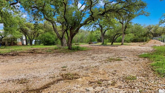 1136 Mendelin Dr, San Antonio, TX 78260