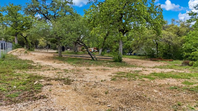 1136 Mendelin Dr, San Antonio, TX 78260