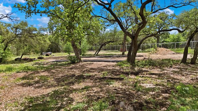 1136 Mendelin Dr, San Antonio, TX 78260