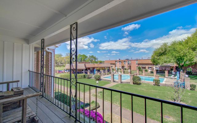 1311 Town Circle 4, Baytown, TX 77520