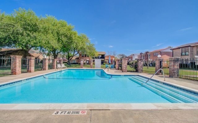 1311 Town Circle 4, Baytown, TX 77520