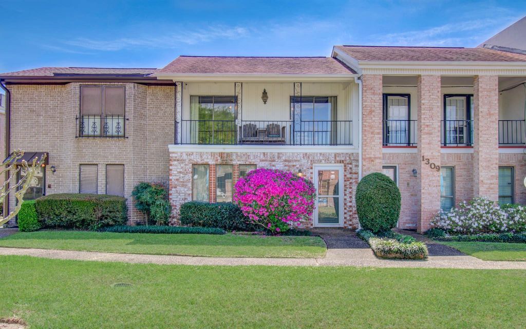1311 Town Circle 4, Baytown, TX 77520