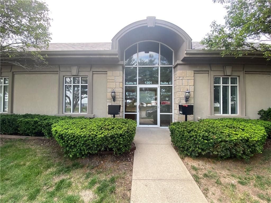 1201 NW North Ridge Drive, Blue Springs, MO 64015