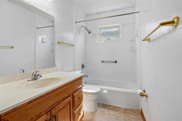 8041 Crestview Drive, Des Moines, IA 50320