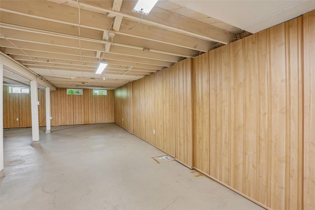 8041 Crestview Drive, Des Moines, IA 50320