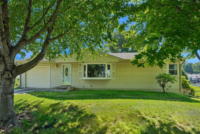 8041 Crestview Drive, Des Moines, IA 50320