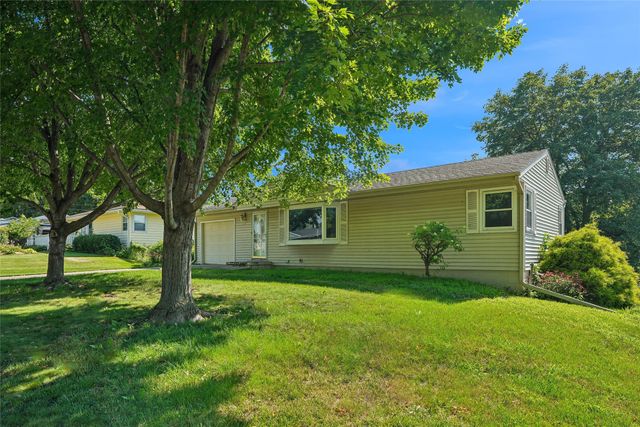 8041 Crestview Drive, Des Moines, IA 50320