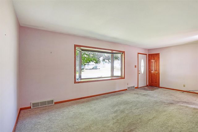 8041 Crestview Drive, Des Moines, IA 50320