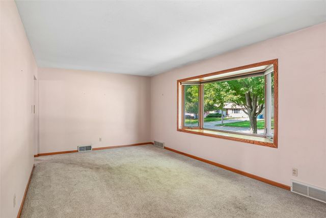 8041 Crestview Drive, Des Moines, IA 50320