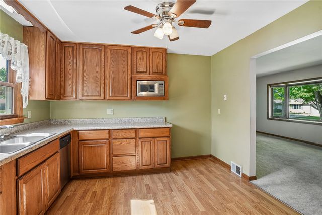 8041 Crestview Drive, Des Moines, IA 50320