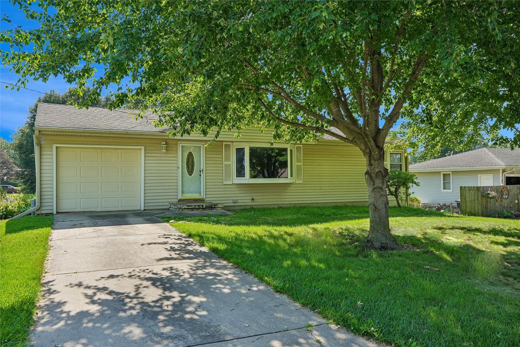 8041 Crestview Drive, Des Moines, IA 50320