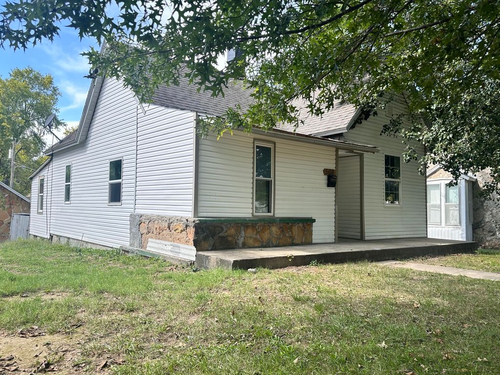 508 3rd Street, Monett, MO 65708