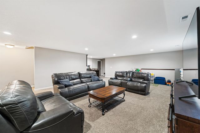 1230 N Spring Ridge Dr, Derby, KS 67037