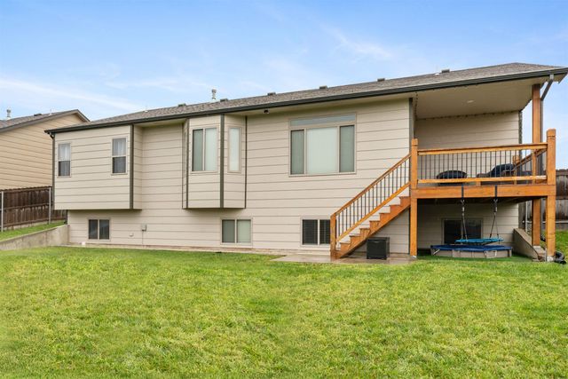 1230 N Spring Ridge Dr, Derby, KS 67037