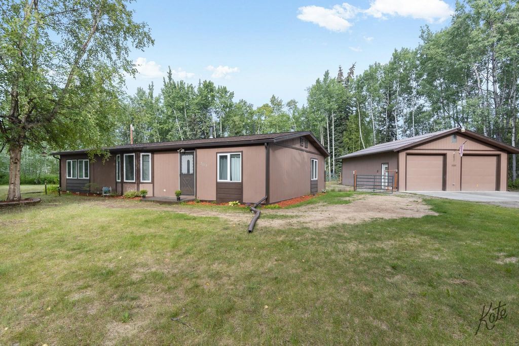 2010 LONG CIRCLE, North Pole, AK 99705