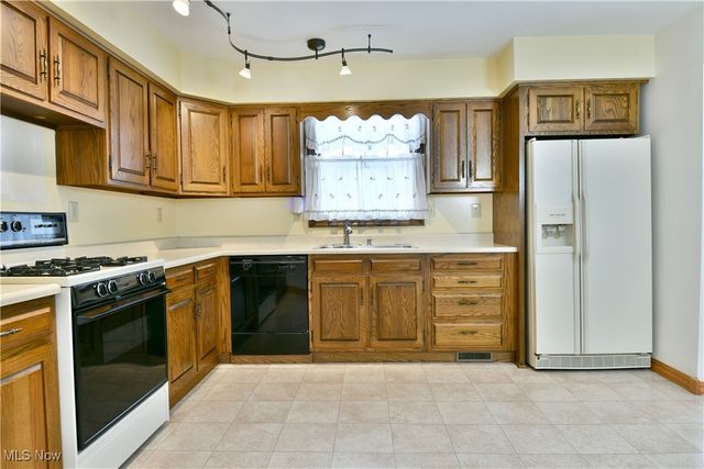 3825 Woodside Drive NW, Warren, OH 44483