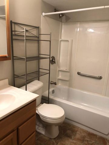 2208 Country Club Drive 3, Woodridge, IL 60517