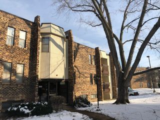 2208 Country Club Drive 3, Woodridge, IL 60517