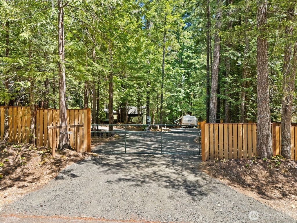 370 N Mount Jupiter Drive, Hoodsport, WA 98548