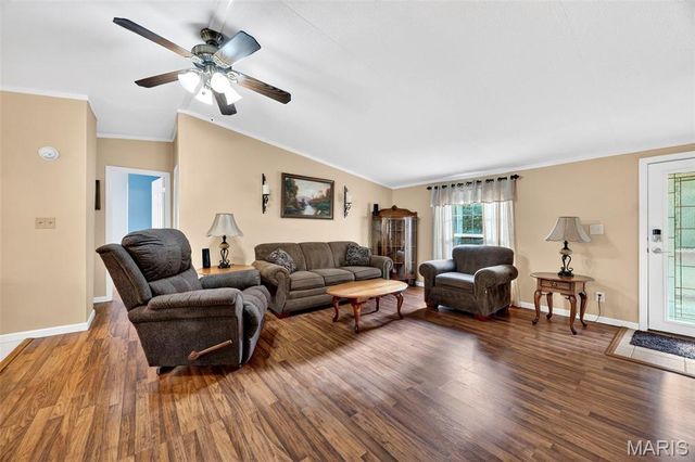 290 Chapman Farm Road, Winfield, MO 63389
