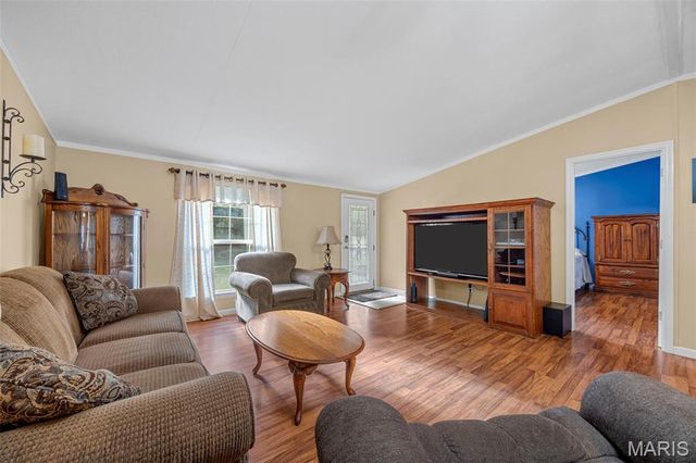 290 Chapman Farm Road, Winfield, MO 63389
