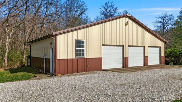 290 Chapman Farm Road, Winfield, MO 63389