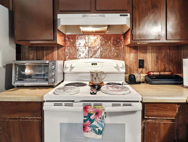 402 Watson Rd, Longview, TX 75604