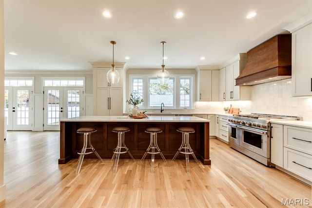 1041 N Bompart Avenue, Webster Groves, MO 63119