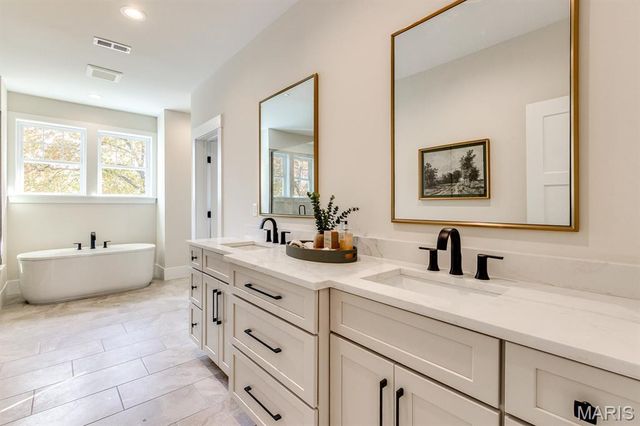 1041 N Bompart Avenue, Webster Groves, MO 63119