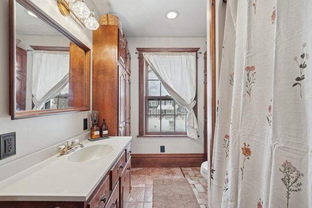 2566 18th Avenue E, North Saint Paul, MN 55109