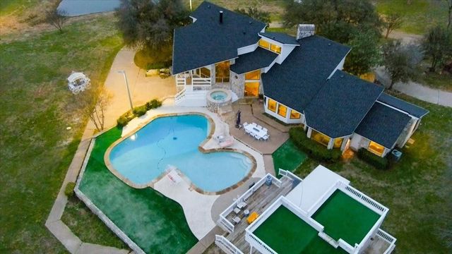 10827 Saint John Road, Pilot Point, TX 76258