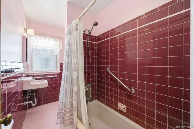 54 Aberdeen Road, New Hyde Park, NY 11040