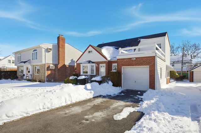 54 Aberdeen Road, New Hyde Park, NY 11040