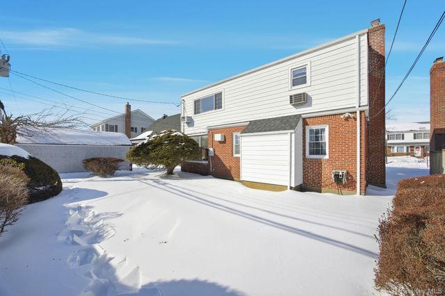 54 Aberdeen Road, New Hyde Park, NY 11040