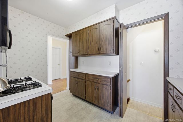 54 Aberdeen Road, New Hyde Park, NY 11040