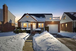 54 Aberdeen Road, New Hyde Park, NY 11040