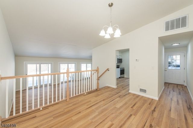 7 Summit Ct, Clinton Twp., NJ 08801