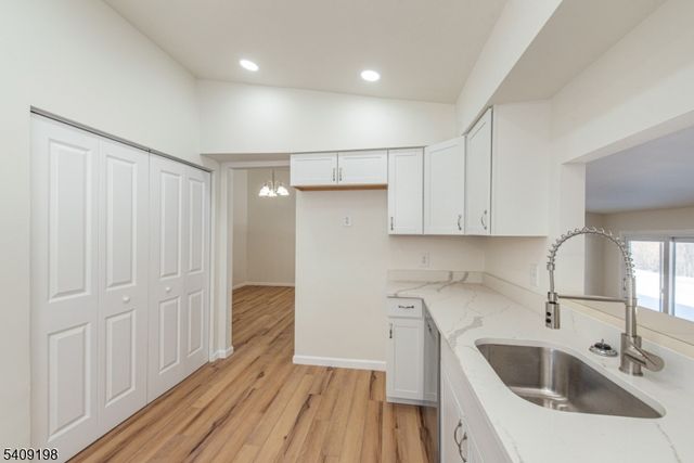 7 Summit Ct, Clinton Twp., NJ 08801