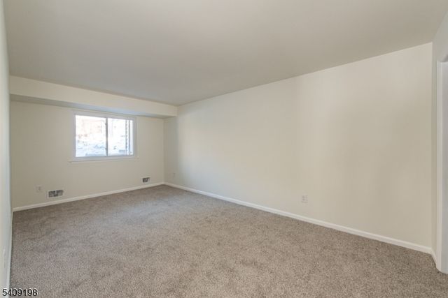 7 Summit Ct, Clinton Twp., NJ 08801