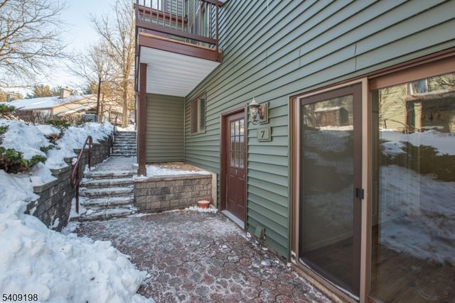 7 Summit Ct, Clinton Twp., NJ 08801