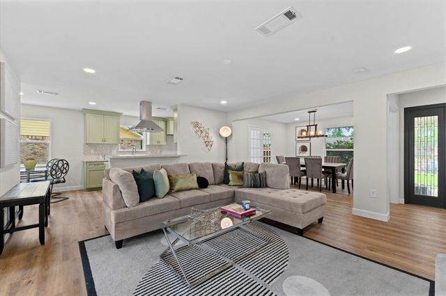 1918 Stebbins Drive, Houston, TX 77043